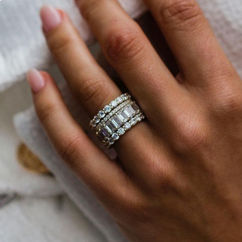 Anillo de bodas Radiant Love: diamantes simulados de 9 quilates en oro amarillo
