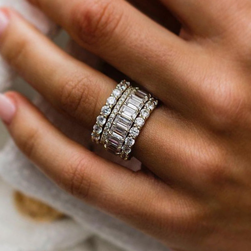 Anillo de bodas Radiant Love: diamantes simulados de 9 quilates en oro amarillo