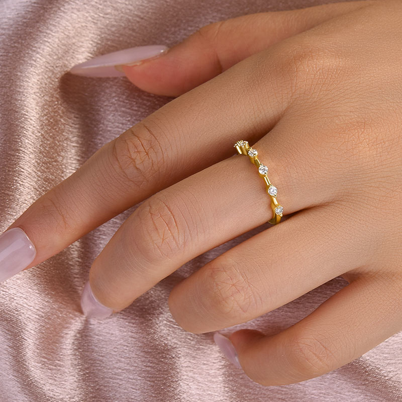 Anillo de moissanita de plata 925 bañado en oro - Piedra blanca redonda de 0,2 ct