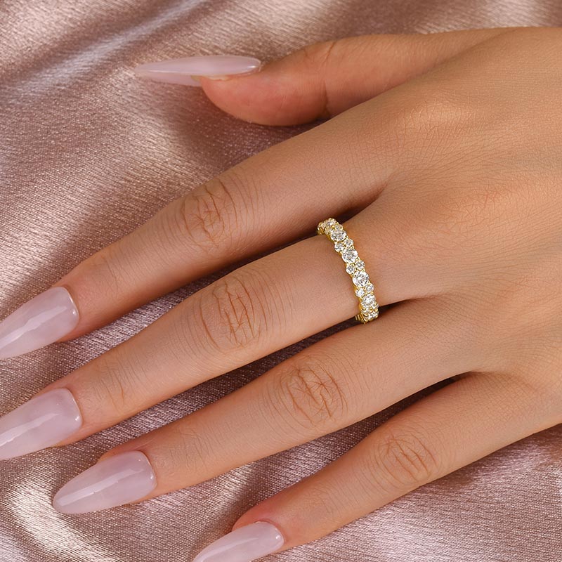Anillo de moissanita de plata 925 bañado en oro - Piedras laterales blancas redondas de 2,5 ct
