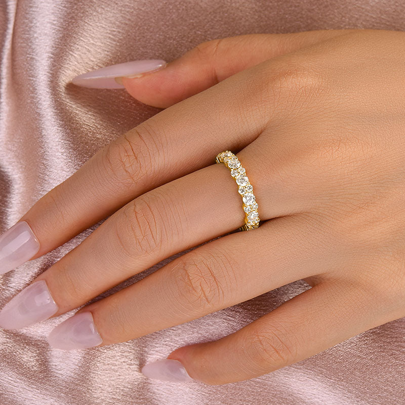 Anillo de moissanita de plata 925 bañado en oro - Piedras laterales blancas redondas de 2,5 ct