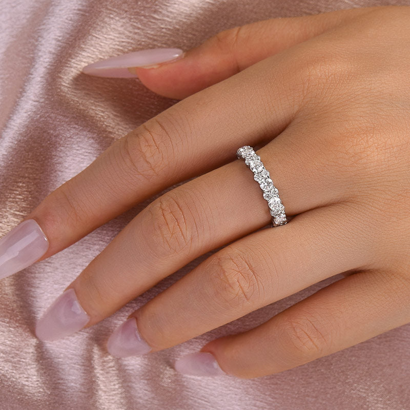 Anillo de moissanita de plata 925 bañado en oro - Piedras laterales blancas redondas de 2,5 ct