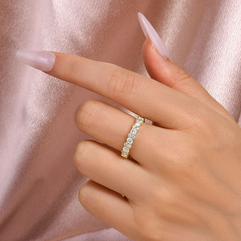 Anillo de moissanita de plata 925 bañado en oro - Piedras laterales blancas redondas de 2,5 ct