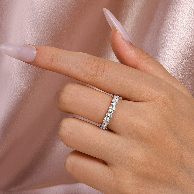 Anillo de moissanita de plata 925 bañado en oro - Piedras laterales blancas redondas de 2,5 ct
