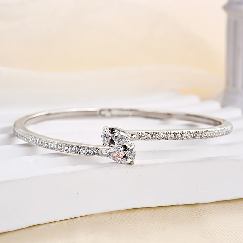 Elegant Pear-Cut Simulated Diamond Bracelet in 18K White Gold