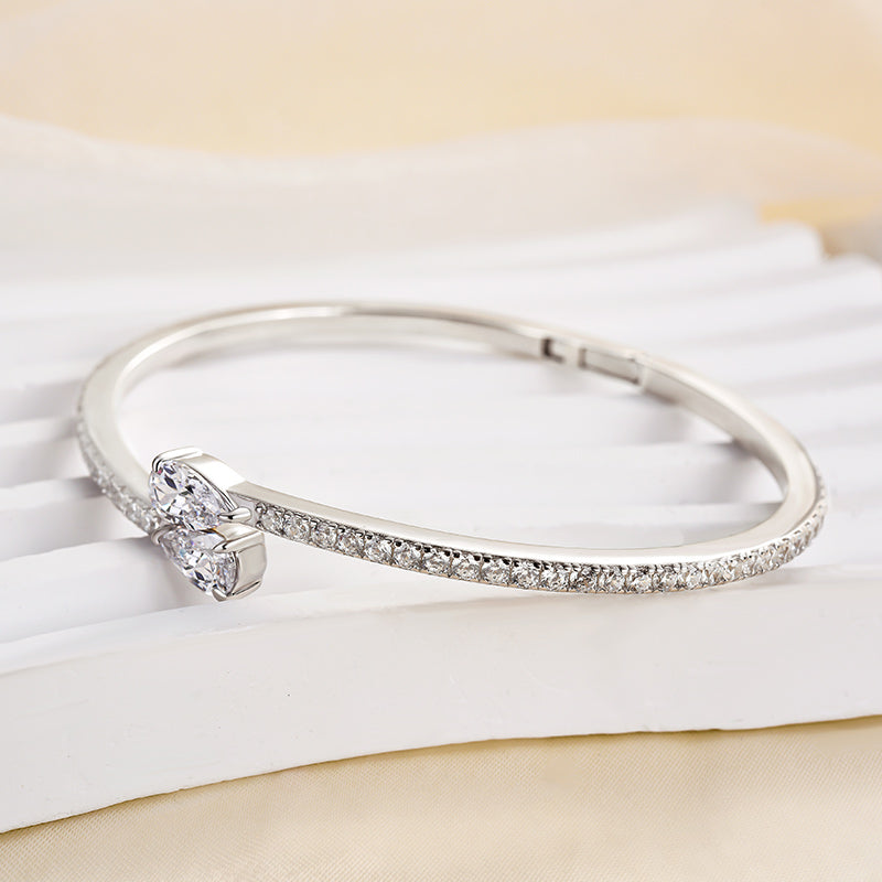 Elegant Pear-Cut Simulated Diamond Bracelet in 18K White Gold