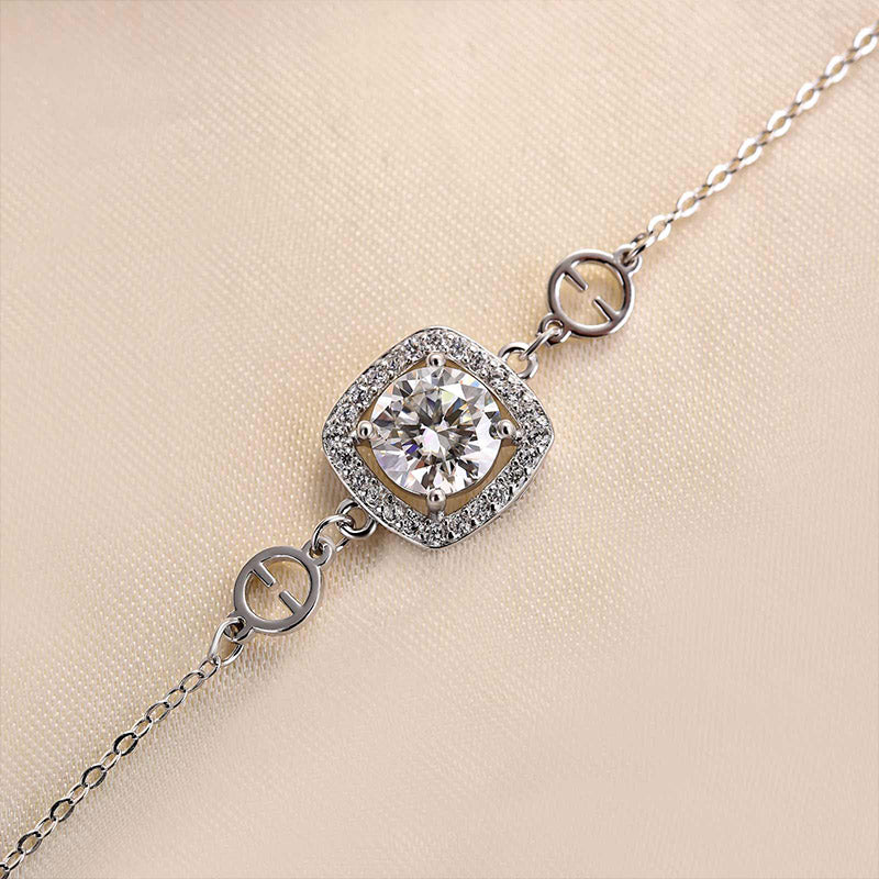 Pulsera atemporal de moissanita de talla redonda en oro blanco de 18 quilates