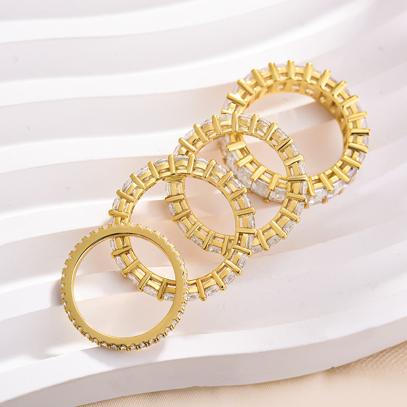 Anillo de bodas Radiant Love: diamantes simulados de 9 quilates en oro amarillo