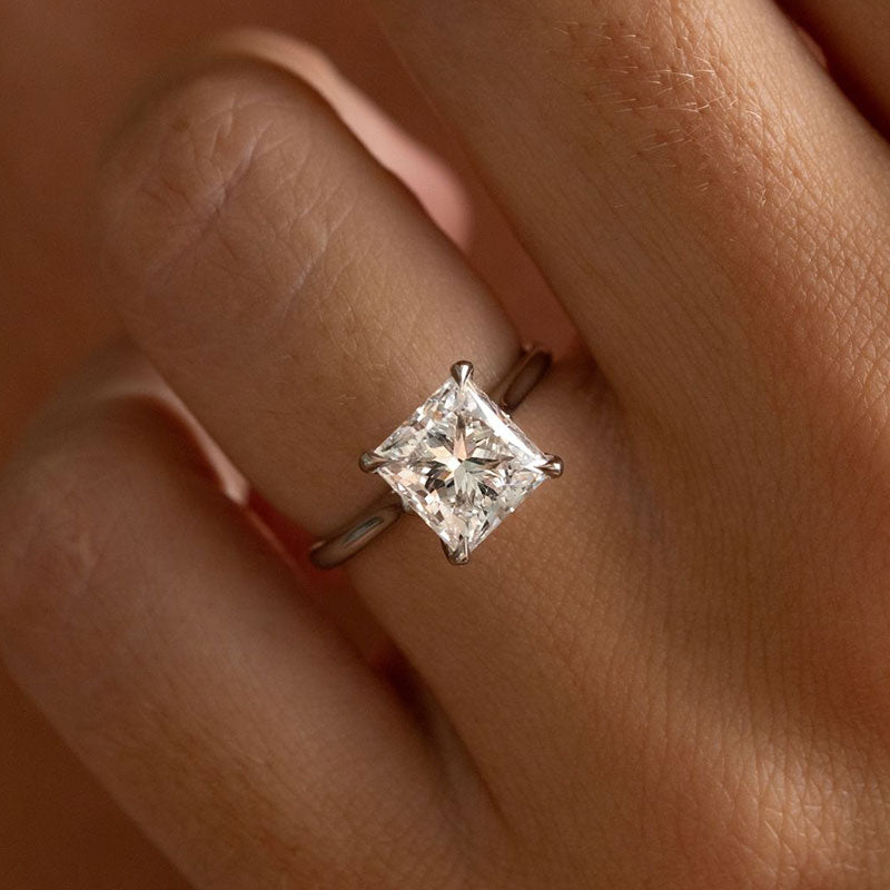 Anillo de oro blanco de 2,0 ct con diamantes simulados de talla princesa