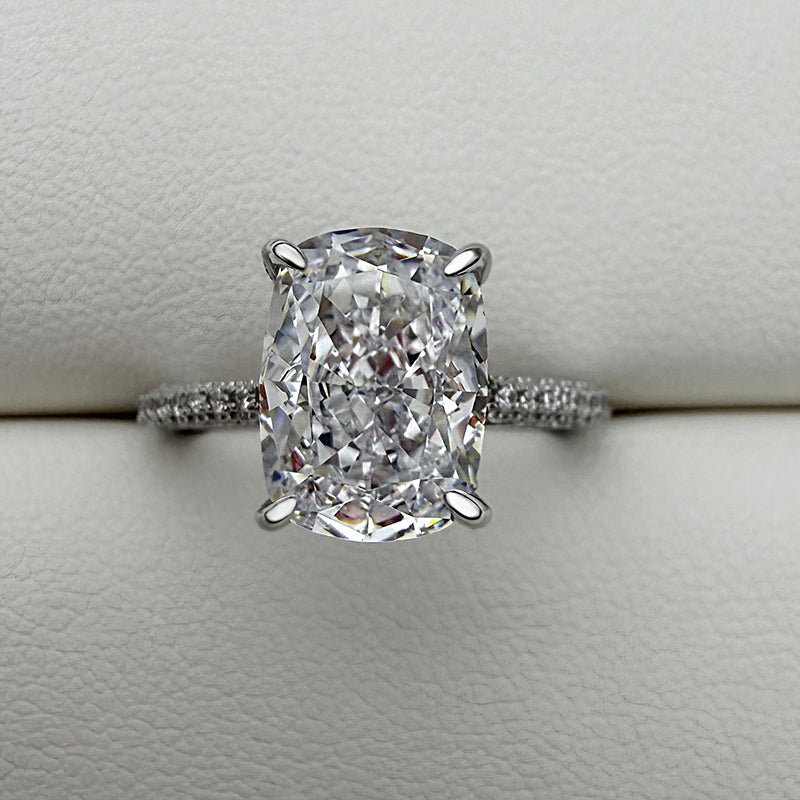 Anillo de compromiso de oro blanco de 6,5 ct con diamantes simulados de talla cojín