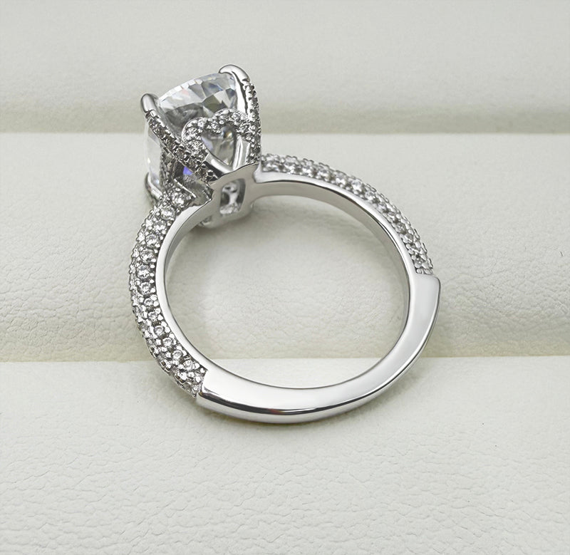 Anillo de compromiso de oro blanco de 6,5 ct con diamantes simulados de talla cojín