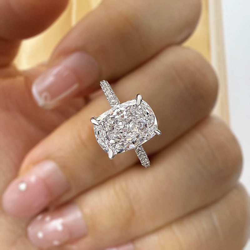 Anillo de compromiso de oro blanco de 6,5 ct con diamantes simulados de talla cojín
