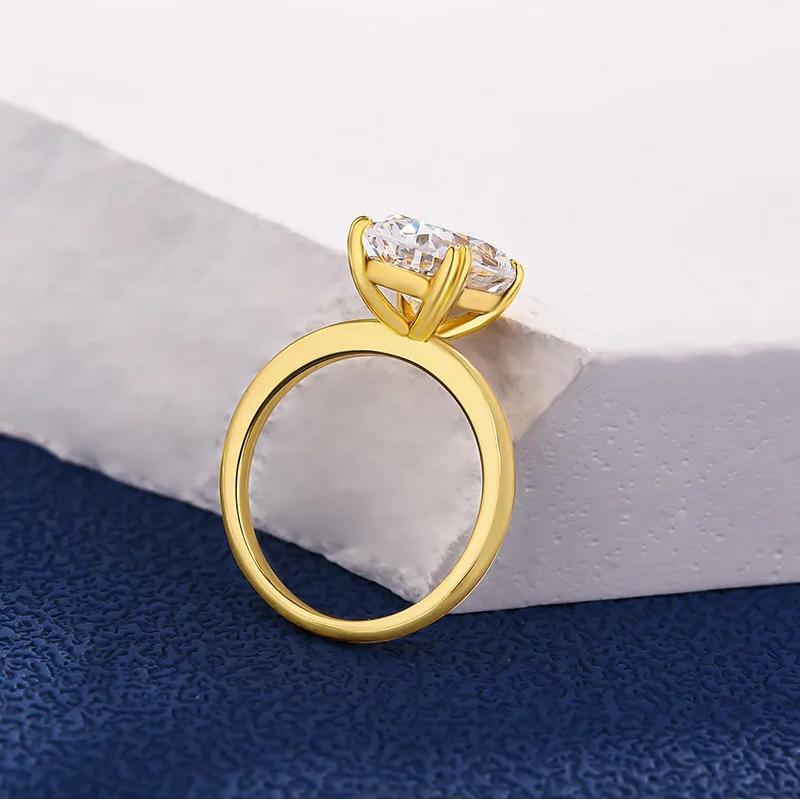 Elegante anillo de compromiso con diamante simulado de talla ovalada de 4,0 quilates en plata de ley bañada en oro.
