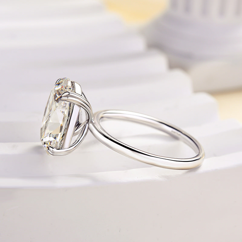 Elegant 4.0 Carat Oval Cut Simulated Diamond Engagement Ring in Gold-Plated Sterling Silver