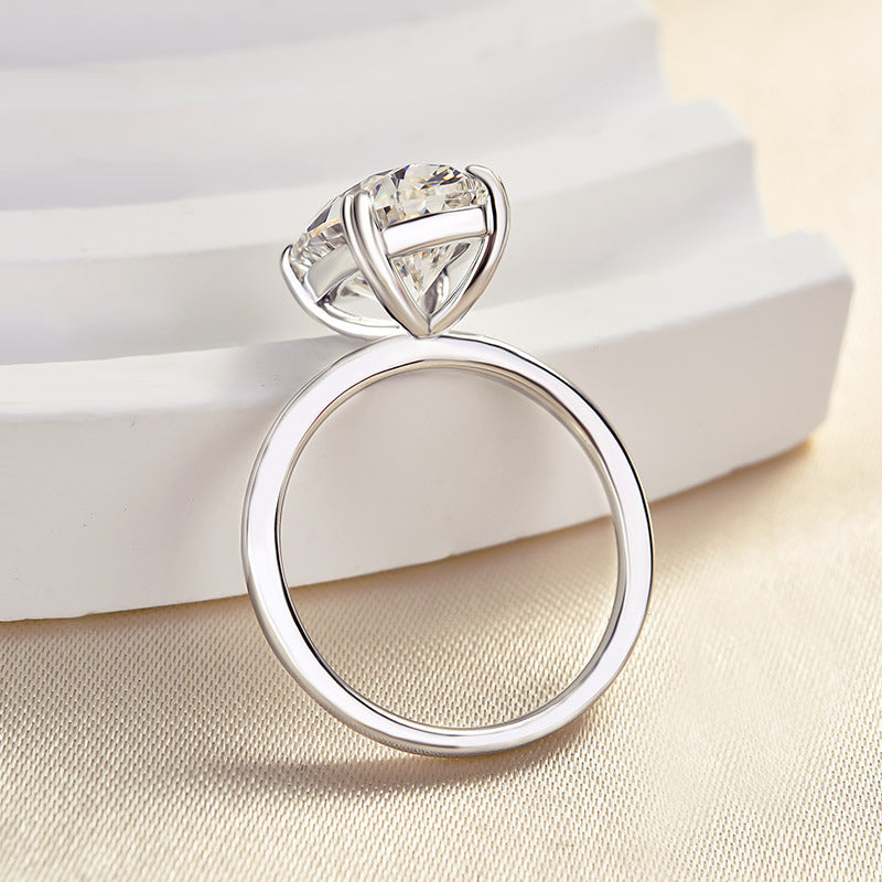 Elegant 4.0 Carat Oval Cut Simulated Diamond Engagement Ring in Gold-Plated Sterling Silver