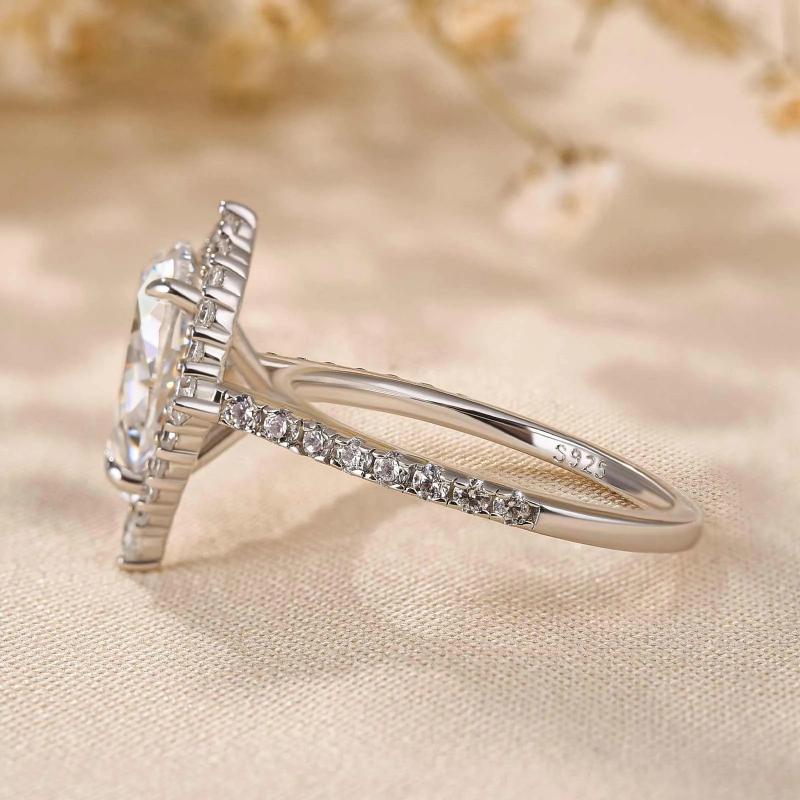 Gorgeous Pear Cut 3.0 carat Stone Engagement Ring