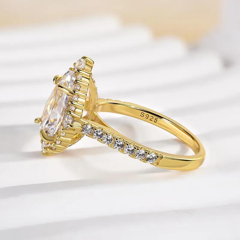 Gorgeous Pear Cut 3.0 carat Stone Engagement Ring