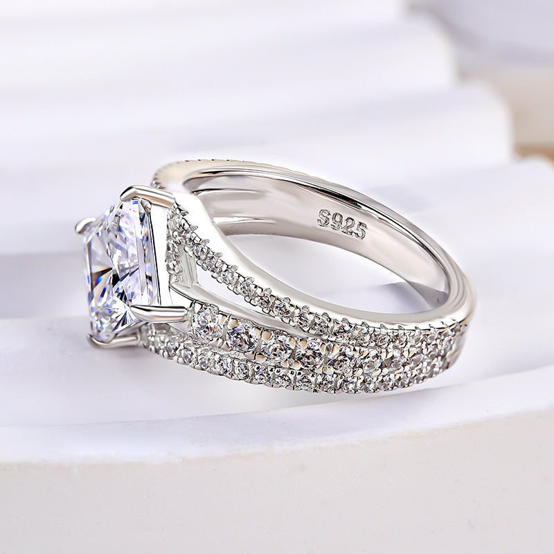 Anillo de compromiso chapado en oro blanco con diamantes Sona de talla princesa de 2,0 ct