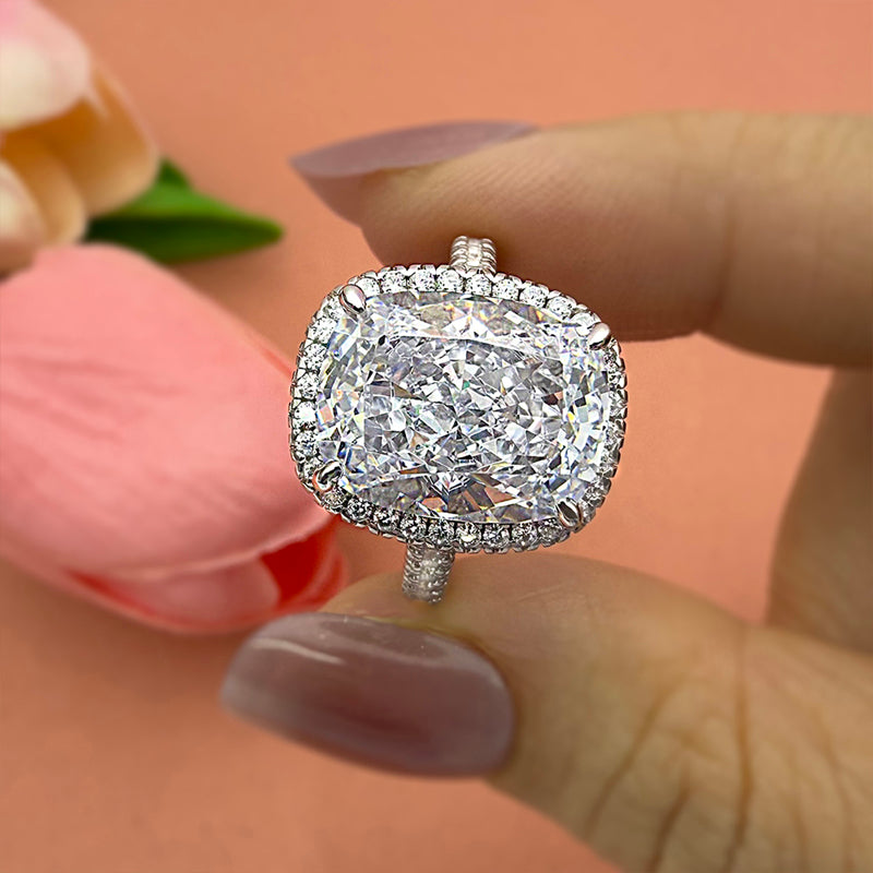 Anillo de diamantes simulados de talla cojín de 8,0 quilates en plata de ley y oro blanco