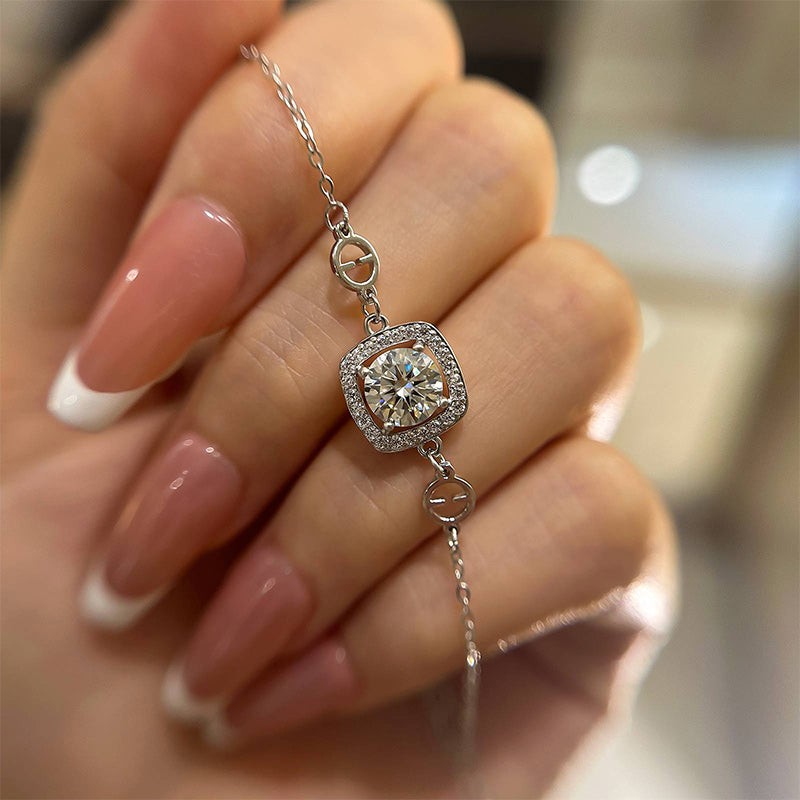 Pulsera atemporal de moissanita de talla redonda en oro blanco de 18 quilates