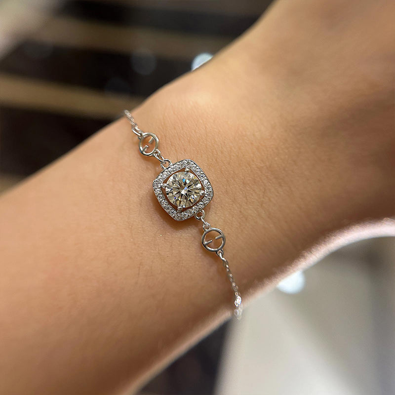 Pulsera atemporal de moissanita de talla redonda en oro blanco de 18 quilates