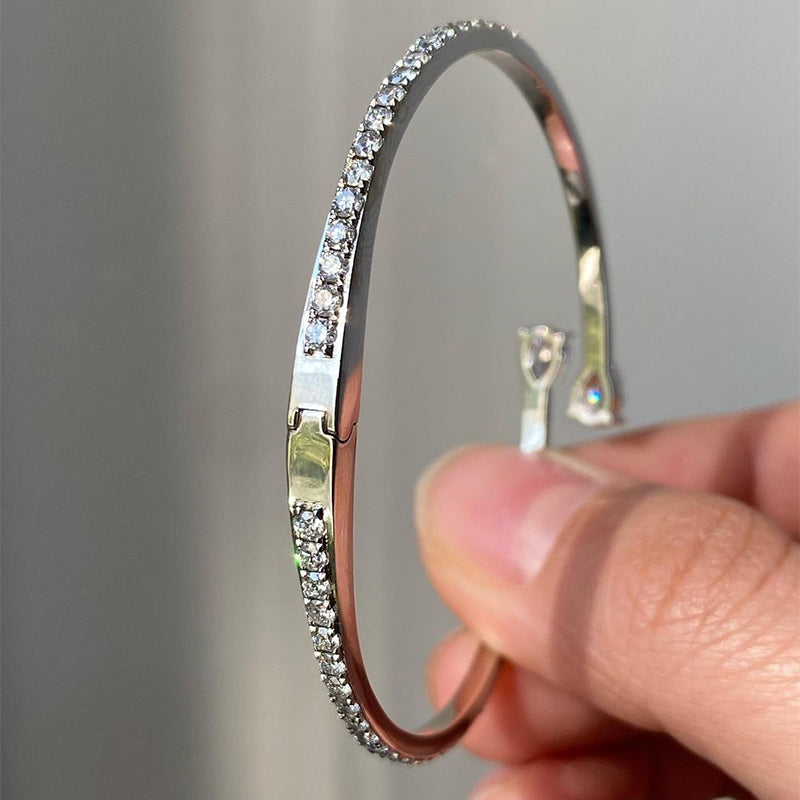 Elegant Pear-Cut Simulated Diamond Bracelet in 18K White Gold