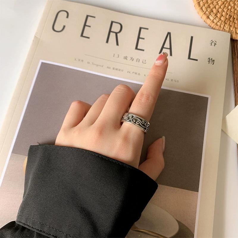 Anillo de plata de ley para hombre de 7,96 g, chapado en oro blanco y acabado rodiado.