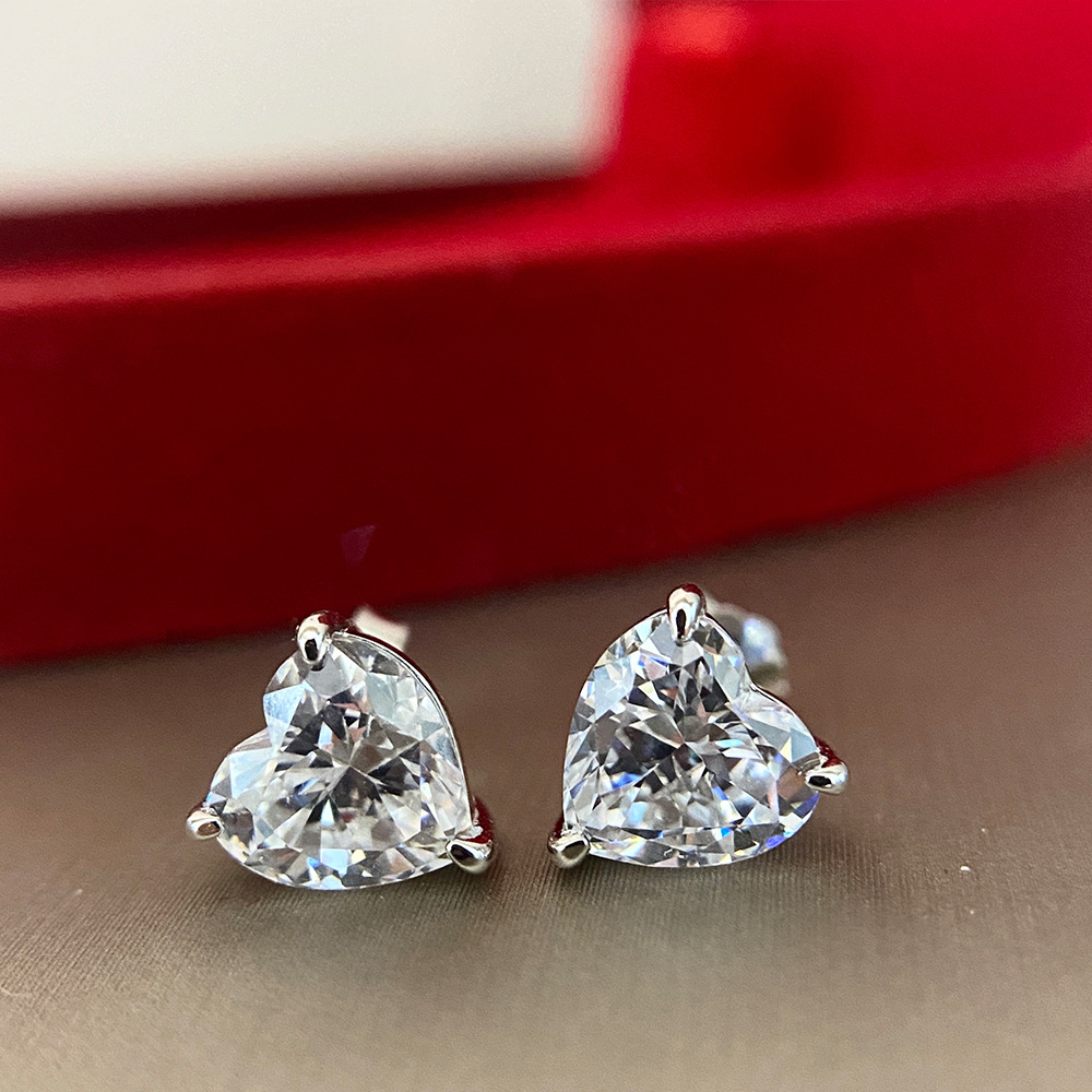 Pendientes de diamantes simulados de talla corazón de 1,25 quilates en plata de ley 