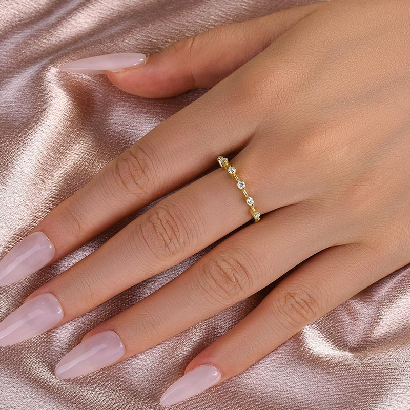 Anillo de moissanita de plata 925 bañado en oro - Piedra blanca redonda de 0,2 ct