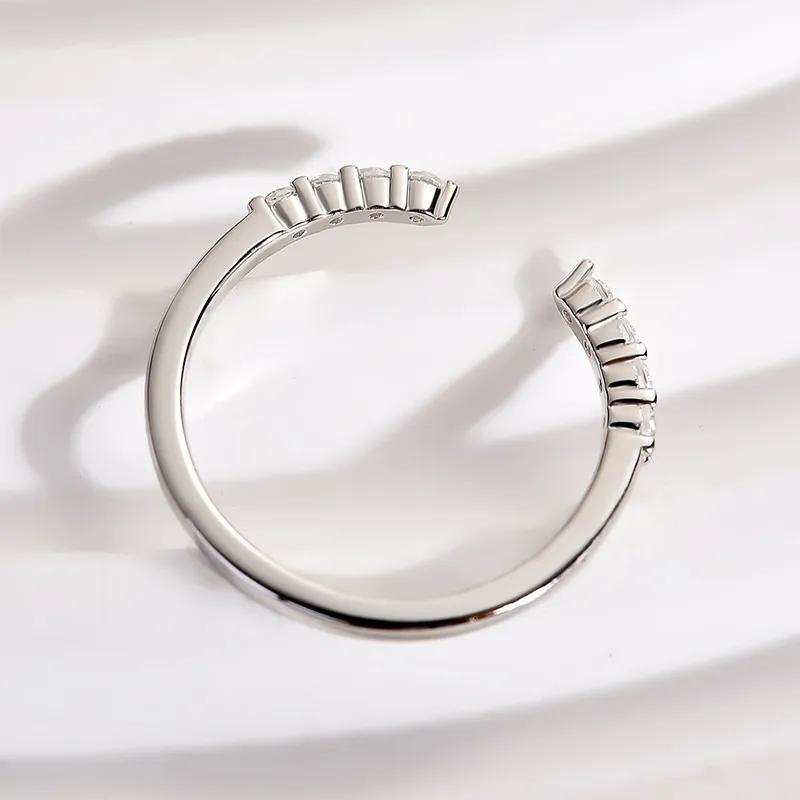 Delicada alianza abierta de moissanita – Plata 925 bañada en oro 