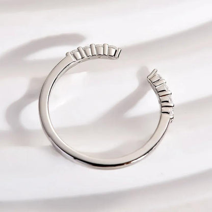 Delicada alianza abierta de moissanita – Plata 925 bañada en oro 