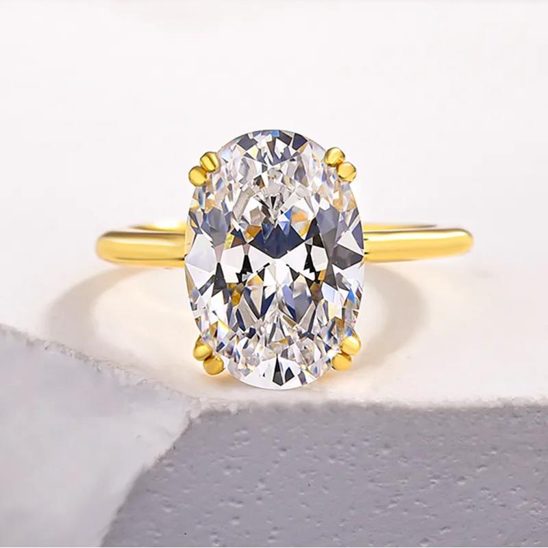 Elegante anillo de compromiso con diamante simulado de talla ovalada de 4,0 quilates en plata de ley bañada en oro.