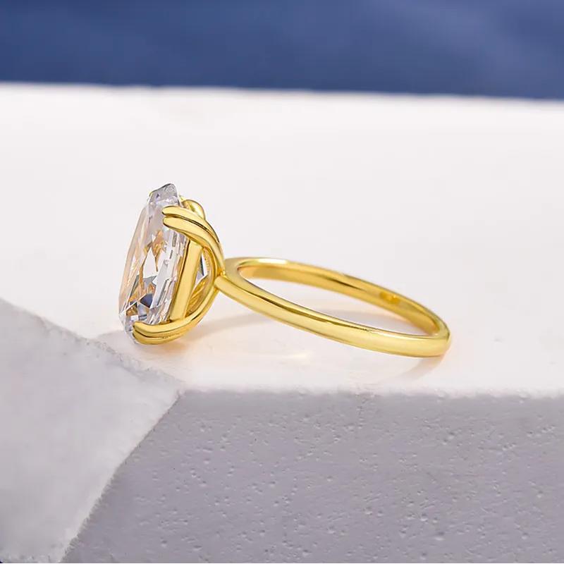 Elegante anillo de compromiso con diamante simulado de talla ovalada de 4,0 quilates en plata de ley bañada en oro.