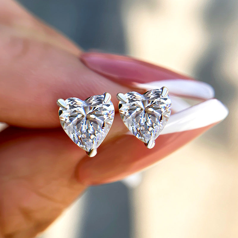 Pendientes de diamantes simulados de talla corazón de 1,25 quilates en plata de ley 