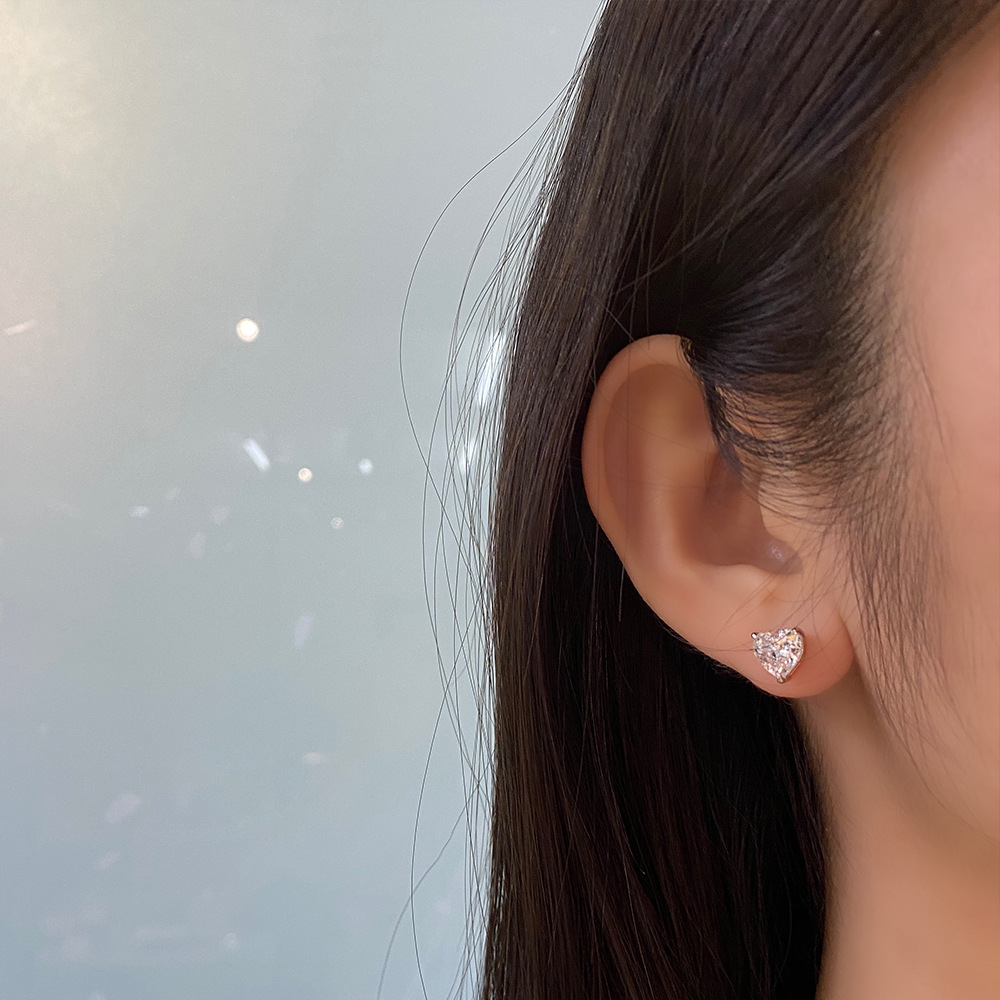 Pendientes de diamantes simulados de talla corazón de 1,25 quilates en plata de ley 